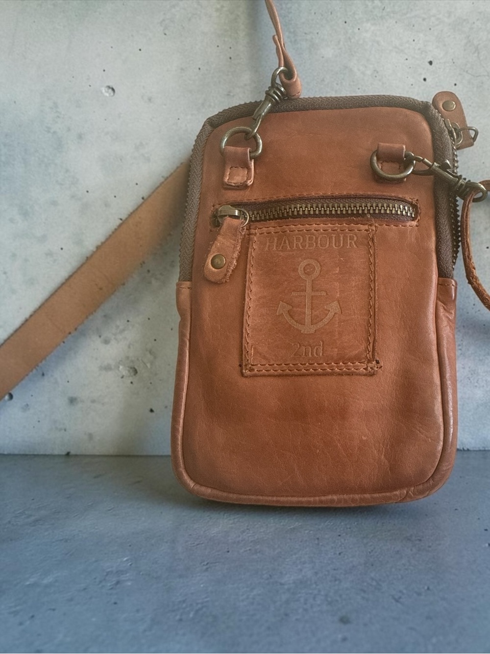 Harbour 2nd Tan Leather Crossbody Phone Pouch Purse